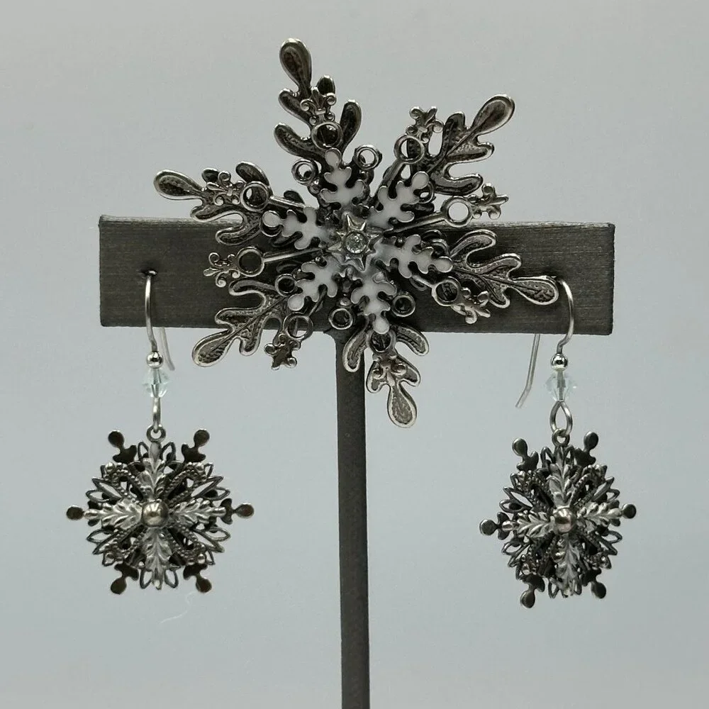 Snowflake Brooch Earring Set Silver Tone Winter Holiday Christmas Theme Jewelry